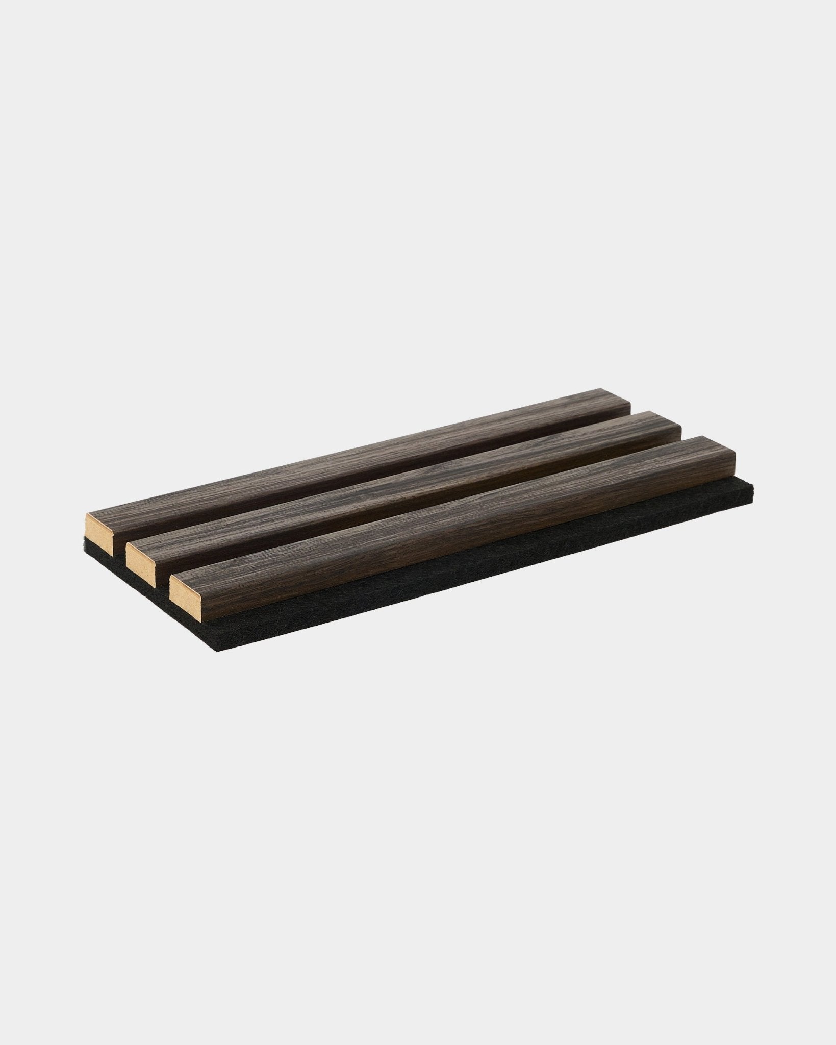 Échantillon WoodUpp Essential en Black Oak, un dessous-de-plat rectangulaire avec trois lattes en bois, conçu pour compléter les collections de panneaux acoustiques en bois nordiques.
